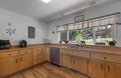 Twain Harte Cabin | Charming 6-bedroom cabin with stunning views!