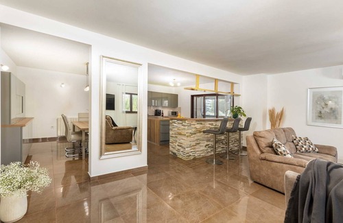 Loborika Villa | Charming 6-BR Villa for 12 with a pool, Dual Living Areas, 5 Parking Spaces