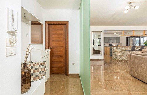 Loborika Villa | Charming 6-BR Villa for 12 with a pool, Dual Living Areas, 5 Parking Spaces