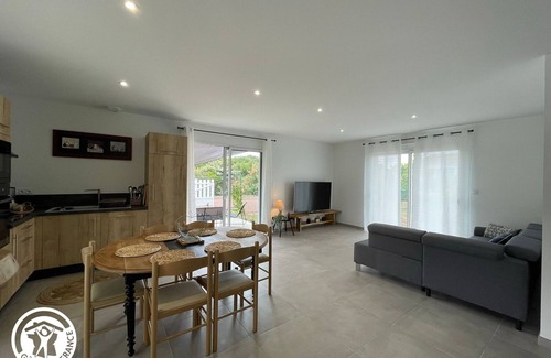 Beauvoir-sur-Mer Cottage | Charming 6-Person Cottage Near Ocean & Cycling Routes