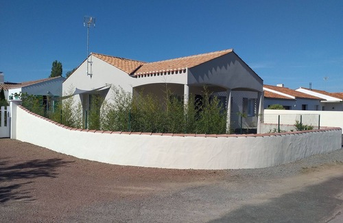 Beauvoir-sur-Mer Cottage | Charming 6-Person Cottage Near Ocean & Cycling Routes
