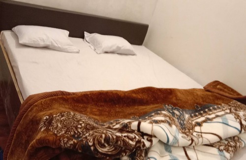 Gorakhpur House | Charming 7-bedroom hotel with WiFi, AC in welcoming Gorakhpur