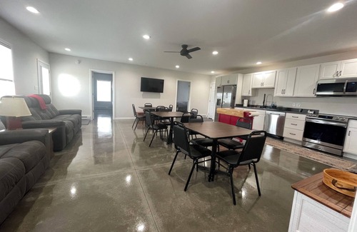 Oak Harbor House | Charming 8 person, 2-bedroom barndominium with WiFi, AC in gorgeous Oak Harbor.