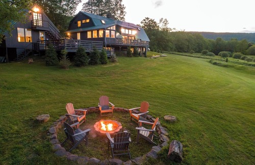 Roxbury House | Charming 9br/8.5 bath, Sleeps 19, WiFi, Fitness Room w/Beautiful Views!