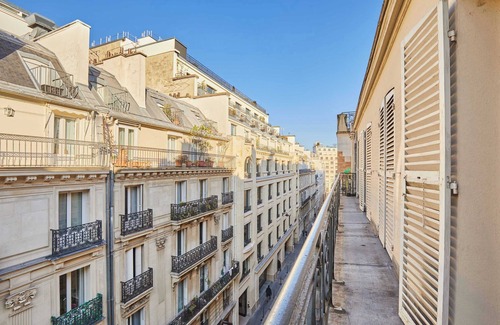 8th Arrondissement Apartment | Charming AC-apartment Avenue Montaigne/Arc de Triomphe