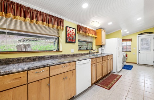 Franklin Cabin | Charming acreage with a grill, W/D, large porch, and wood-burning fireplace