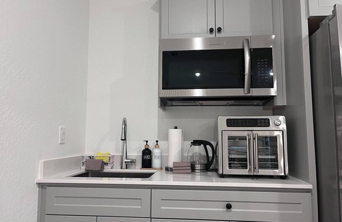 Raisin House | Charming ADU with Private Entrance