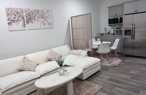 Raisin House | Charming ADU with Private Entrance