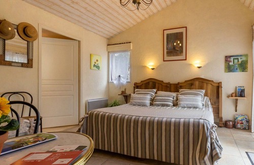 Saint-Omer-de-Blain Bed & Breakfast | Charming Air-Conditioned Room with Private Bath, WiFi & Kitchen Access Near Canal