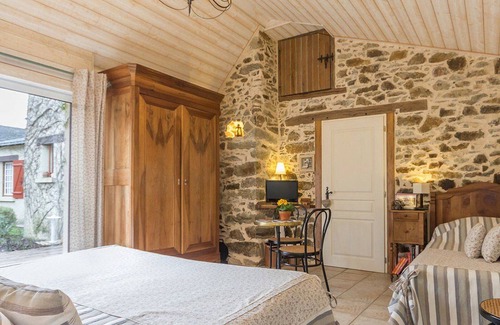 Saint-Omer-de-Blain Bed & Breakfast | Charming Air-Conditioned Room with Private Bath, WiFi & Kitchen Access Near Canal