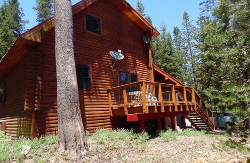 Serene Lakes House | Charming Alpine Log Cabin A Short Walk To The Lake and 5 Min From Ski Resorts