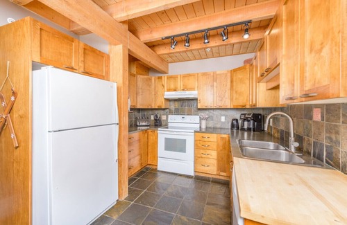 Snow Pine Estates House | Charming Alpine Retreat w/Private Hot Tub