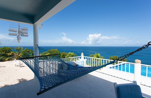 The Valley House | Charming and cozy cliffside villa - 5 min hike to the beach.n