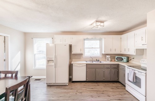 Clarksville House | Charming and Awesome home with free Parking