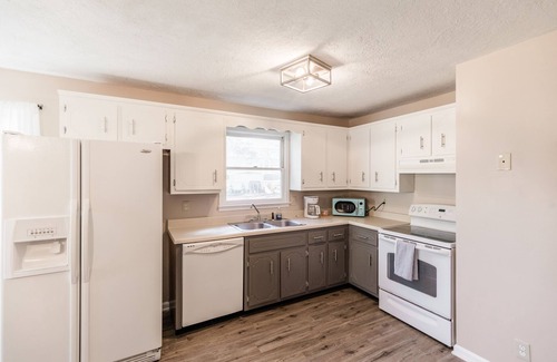 Clarksville House | Charming and Awesome home with free Parking