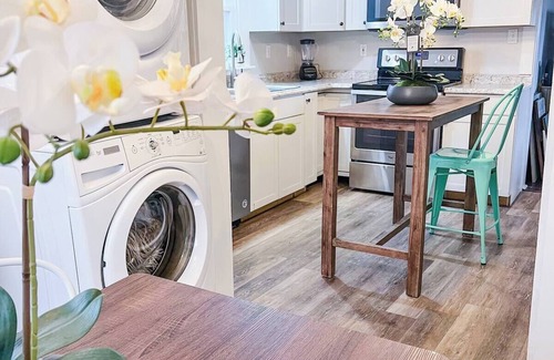 Cherokee Triangle House | Charming and Centrally Located 2-bedroom/Walkable/Private Parking