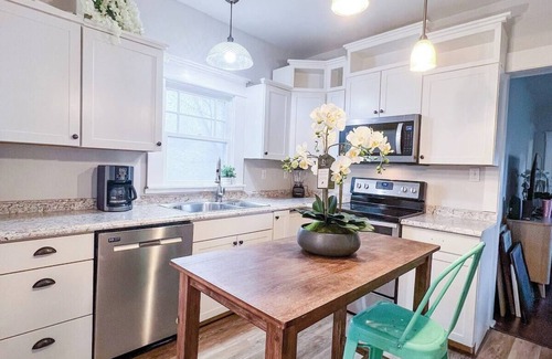 Cherokee Triangle House | Charming and Centrally Located 2-bedroom/Walkable/Private Parking