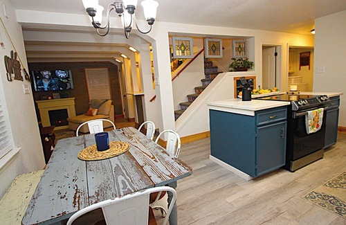 Cedar Creek Reservoir House | Charming and cozy. Vintage New Orleans vibe. Balcony view, hot tub and fire pit.