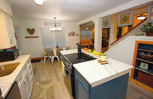 Cedar Creek Reservoir House | Charming and cozy. Vintage New Orleans vibe. Balcony view, hot tub and fire pit.