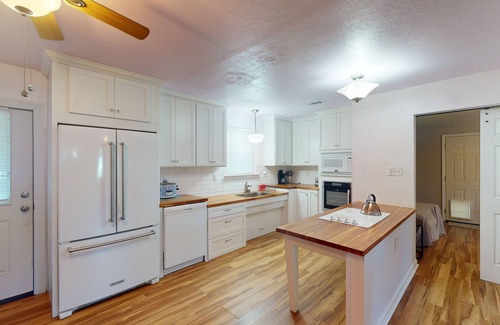 Savannah House | Charming and comfortable ADA compliant home, centrally located
