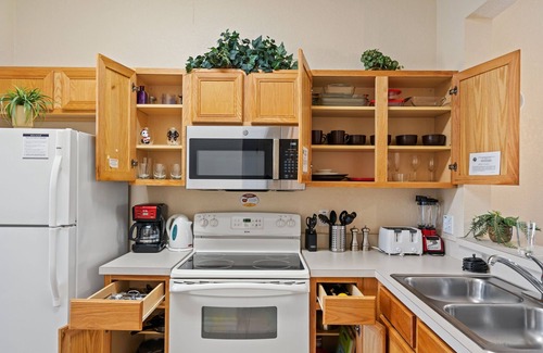 Wellington House | Charming and Comfy Townhouse at Regal Palms Resort, just 15 minutes from Disney