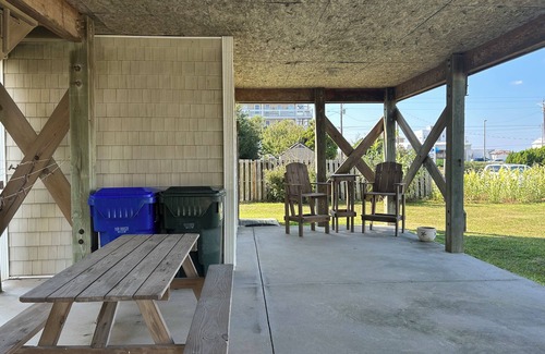 Surf City House | Charming and convenient 4 BR house in the heart of Surf City!