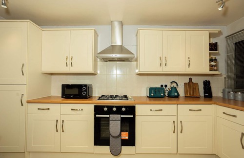 Warwick House | Charming and Cosy Home- Sleeps 4, Free Parking, Private Patio - Central Warwick