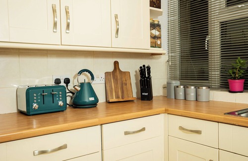 Warwick House | Charming and Cosy Home- Sleeps 4, Free Parking, Private Patio - Central Warwick