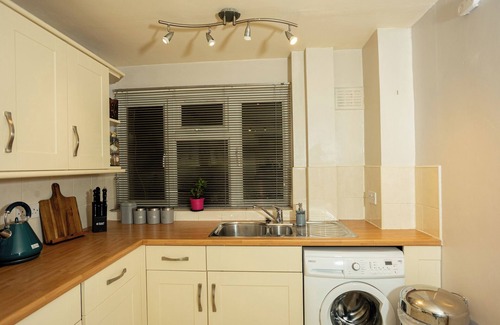 Warwick House | Charming and Cosy Home- Sleeps 4, Free Parking, Private Patio - Central Warwick