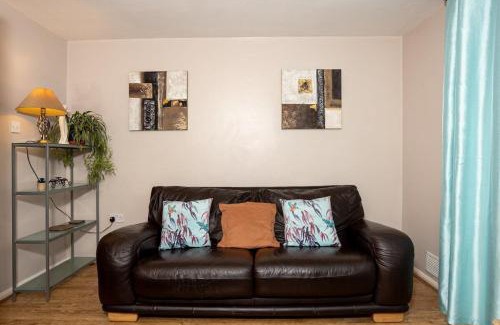 Warwick House | Charming and Cosy Home- Sleeps 4, Free Parking, Private Patio - Steps from Warwick Castle & Town! Perfect for Workstations, Races and Cotswolds Getaways! Book Now