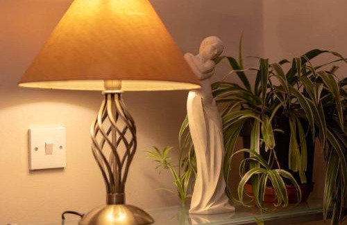 Warwick House | Charming and Cosy Home- Sleeps 4, Free Parking, Private Patio - Steps from Warwick Castle & Town! Perfect for Workstations, Races and Cotswolds Getaways! Book Now