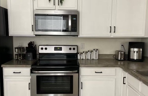 Westgate Heights House | Charming and Cozy 3 Bedroom Home