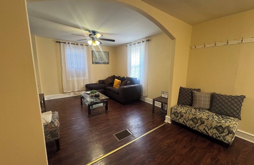 Wilmington House | Charming and Cozy 3-bedroom Row Home - Ideal for Students, Travelers & Families!