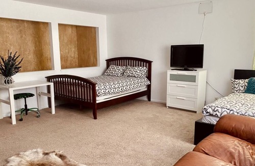 Carpentersville House | Charming and Cozy Home in a Serene Neighborhood