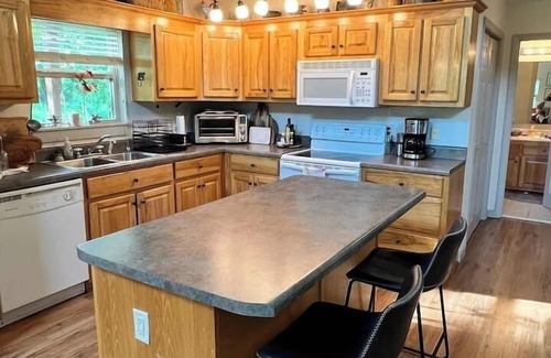 Murphy House | Charming and Cozy River House