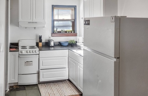 Bay City Apartment | Charming and Cozy Urban Retreat