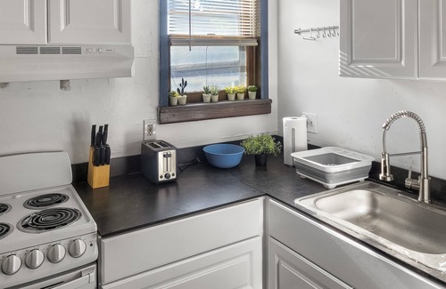 Bay City Apartment | Charming and Cozy Urban Retreat