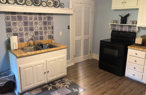 Tyler Cottage | Charming and Historic Holly Cottage Carriage House in Downtown Tyler