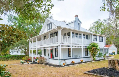 Clermont House | Charming and Historic Southern Homestead