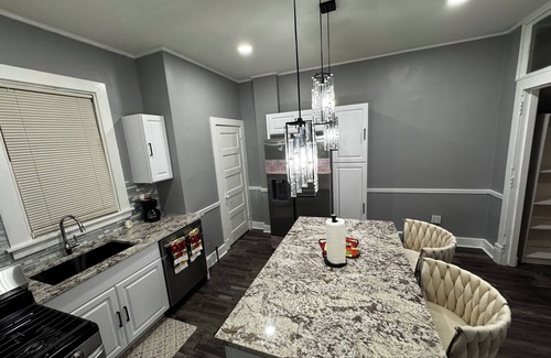 South Side Slopes House | Charming and luxurious 2-bed house in Pittsburgh with AC