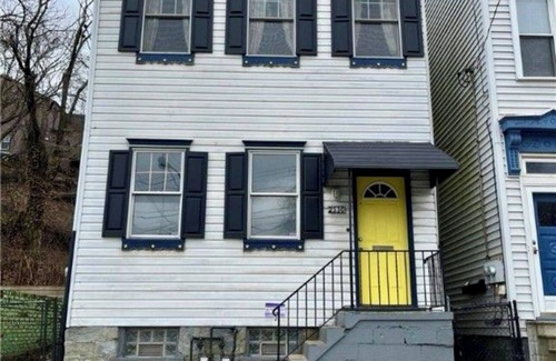 South Side Slopes House | Charming and luxurious 2-bed house in Pittsburgh with AC