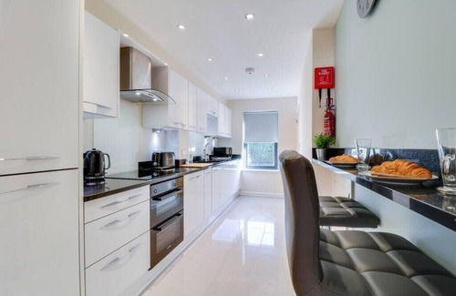 Cambridge House | Charming and Modern 2 Bedroom House with Parking