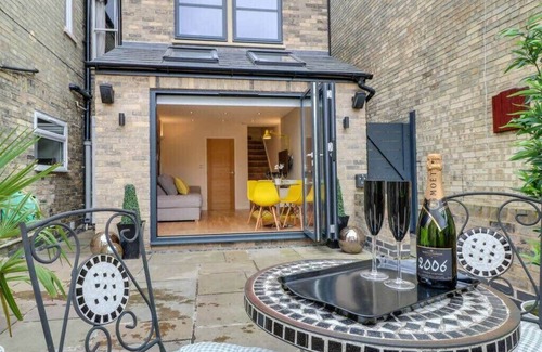 Cambridge House | Charming and Modern 2 Bedroom House with Parking
