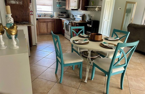 Diplomat House | Charming and peaceful 2-bed 2 bath house with WiFi, AC. for Fam kids and pets