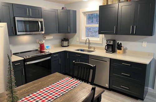 Fulda Other | Charming and private 3-bedroom farmhouse in lovely Evanston with WiFi, AC.