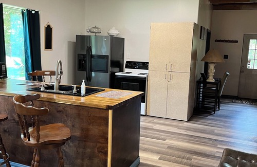 Oakhurst Bed & Breakfast | Charming and Quiet B&B with 2 bedrooms and Wi-Fi, AC in Quaint Coldspring