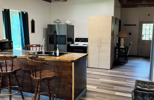 Oakhurst Bed & Breakfast | Charming and Quiet B&B with 2 bedrooms and Wi-Fi, AC in Quaint Coldspring