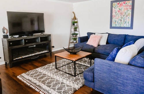 Moreno Valley House | CHARMING AND RELAXING -Huge Back Yard- Near UCR And Medical Center