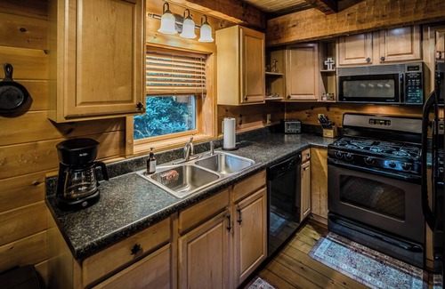 Fleetwood Cabin | Charming and Secluded 2-bedroom Log Cabin in Fleetwood with Hot Tub & Wifi