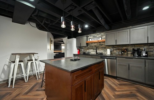 South Kansas City Apartment | Charming and spacious 1-bedroom apartment with WIFI up to 5G in welcoming KCMO